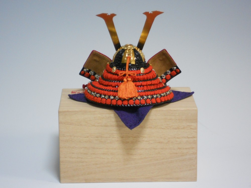 1/5縮尺　桐箱入り赤糸威兜　(兜立て・袱紗付き)