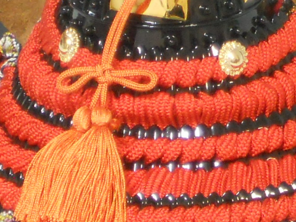 1/5縮尺　桐箱入り赤糸威兜　(兜立て・袱紗付き)