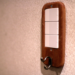 WOODEN SWITCH PLATE with key hooks キーホルダー付きスイッチカバー 2枚目の画像