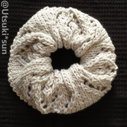 ひし形模様の透かし編みのシュシュ 1枚目の画像