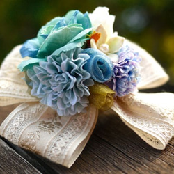 淡藍色玫瑰花胸花（未漂白蕾絲）【適用於入學典禮、畢業典禮、母親節禮物。親子搭配】 第3張的照片