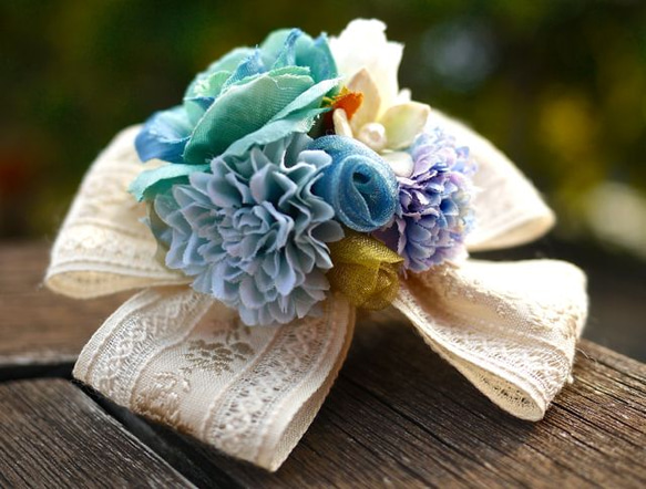 淡藍色玫瑰花胸花（未漂白蕾絲）【適用於入學典禮、畢業典禮、母親節禮物。親子搭配】 第3張的照片