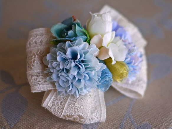 小淡藍色玫瑰胸花（本色蕾絲）[非常適合作為入學儀式、畢業典禮和母親節的禮物。親子配對協調】 第3張的照片