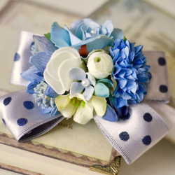 藍絲帶式胸花（圓點絲帶）【用於入學典禮、畢業典禮、母親節禮物。親子搭配】 第2張的照片