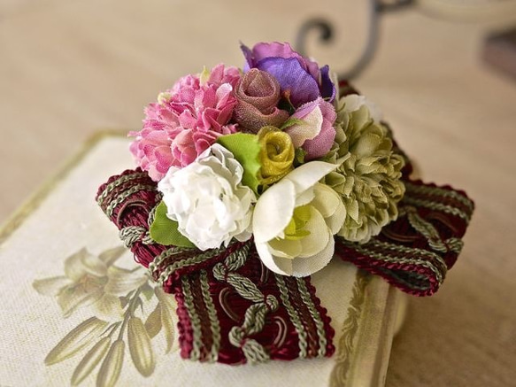 彩色小花胸花（類似古董的緞帶），非標準尺寸的郵件免費 第1張的照片