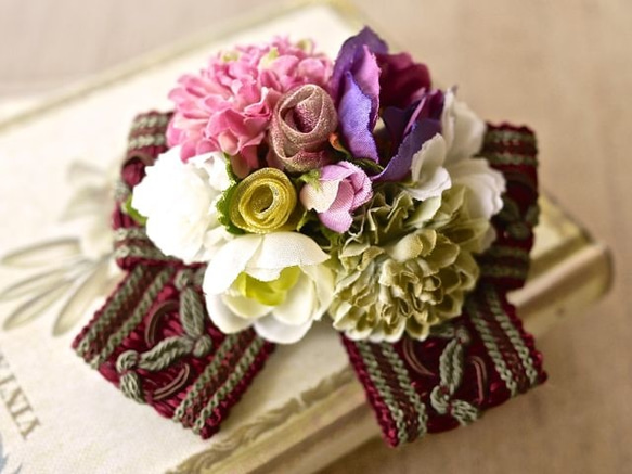 彩色小花胸花（類似古董的緞帶），非標準尺寸的郵件免費 第3張的照片