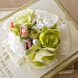 グリーン系小花のホワイトコサージュ（オーガンジーリボン）【入学式・卒業式・母の日プレゼントに。親子お揃いのコーデも】 2枚目の画像