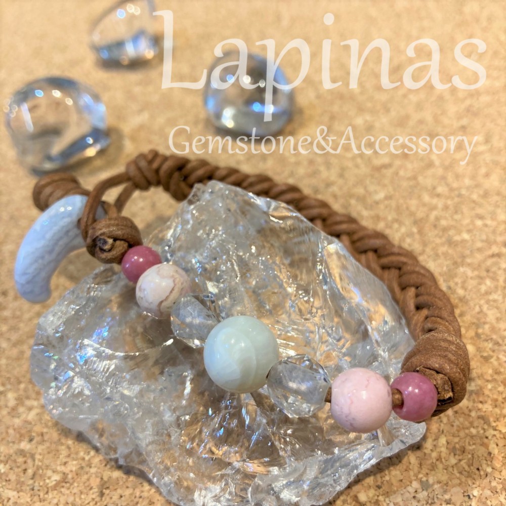 革紐の天然石ブレスレット ブルーレースアゲート勾玉入り マザーオブパール 水晶 ロードナイト インカローズ (K7)