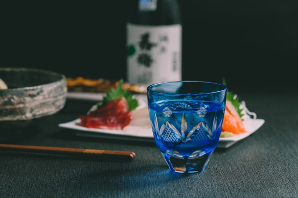 江戸切子　丸ロックグラス「松竹梅」　青藍 2枚目の画像