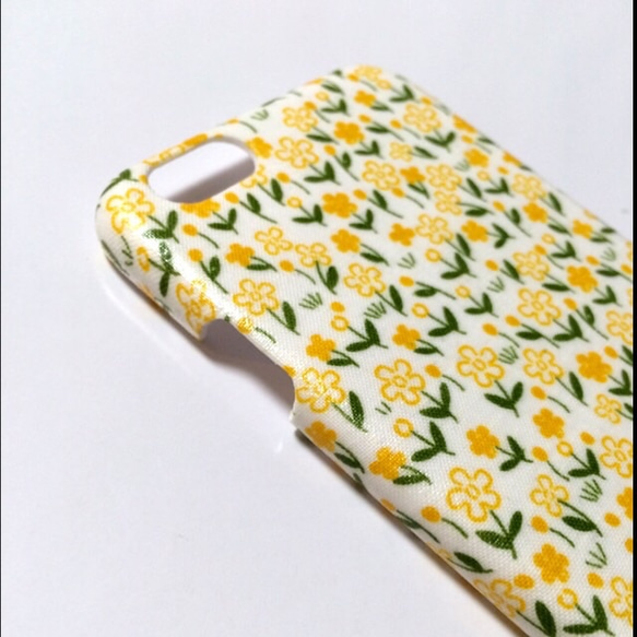 黄色い小花のお花畑  iPhone6・iPhone6s 2枚目の画像