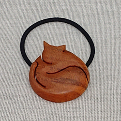 木製・欅・子猫のヘアゴム・「おひるね」 1枚目の画像
