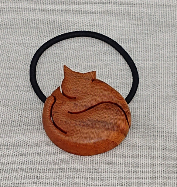 木製・欅・子猫のヘアゴム・「おひるね」 1枚目の画像