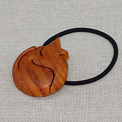 木製・欅・子猫のヘアゴム・「おひるね」 2枚目の画像