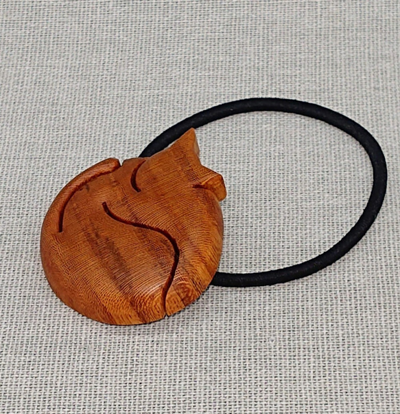 木製・欅・子猫のヘアゴム・「おひるね」 2枚目の画像