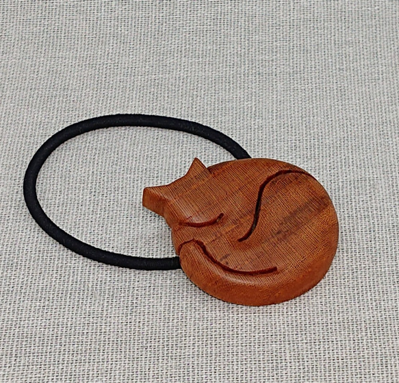 木製・欅・子猫のヘアゴム・「おひるね」 3枚目の画像