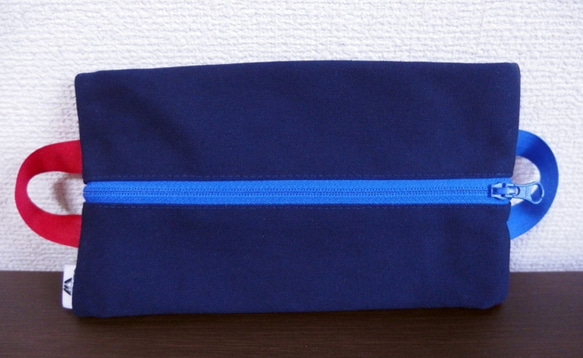 落ち着きのあるネイビーカラー　レッド×ブルー　個性的なデザインの両面ファスナーポーチ 4枚目の画像