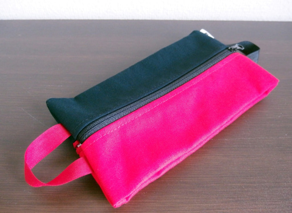 紅色×黑色獨特設計容量大“雙面扣件袋” 第1張的照片