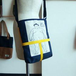 相撲好き必見！　マワシに注目！　ももも判子堂とのコラボレーションバッグ「マワシポーチ」ネイビー×イエロー 2枚目の画像