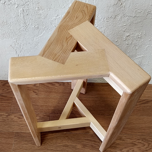 木製三角形ハンドメイドスツール ハンドメイド 木製スツール 三角形 木製三角スツール[ちょっと