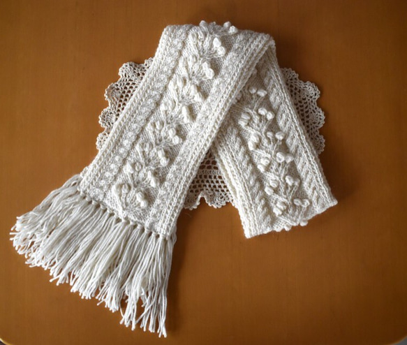 【現品限り】アルパカ混  キャンドル柄アラン模様の手編みマフラー白(オフホワイト) ＊ お出かけやデート、ギフトにも。 2枚目の画像