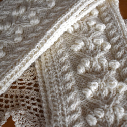 【現品限り】アルパカ混  キャンドル柄アラン模様の手編みマフラー白(オフホワイト) ＊ お出かけやデート、ギフトにも。 3枚目の画像