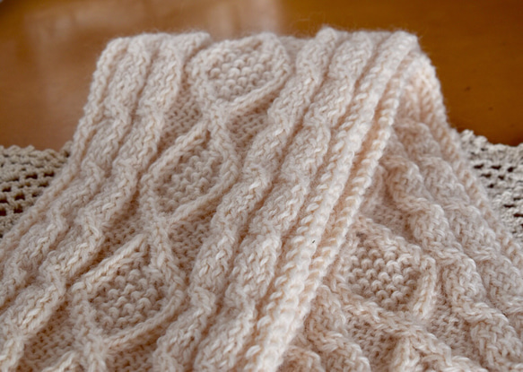 純毛ウール100% アラン模様の手編みマフラー オフホワイト 生成 ＊ 通勤通学やお出かけデートに。 2枚目の画像
