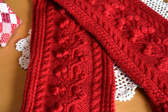 キャンドル柄アラン模様の手編みマフラー 赤(ブライトレッド)　 2枚目の画像