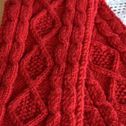 メリノウール アラン模様の手編みマフラー 赤(ブライトレッド) 2枚目の画像