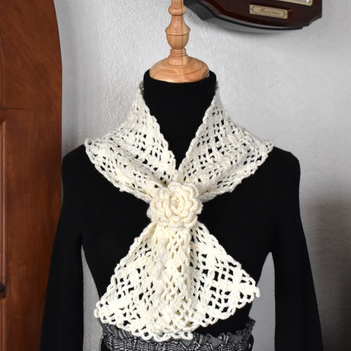 現品限り】 ダイヤ柄の透かし編みマフラー 花コサージュ付き ＊ 手編み