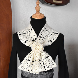 現品限り】 ダイヤ柄の透かし編みマフラー 花コサージュ付き ＊ 手編み