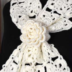 花モチーフの透かし編みマフラー コサージュ付き ＊ 手編みマフラー 大人の女性から女の子まで。ギフトにも。 2枚目の画像