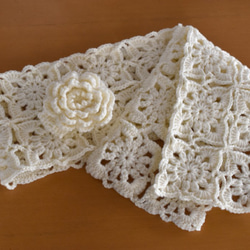 花モチーフの透かし編みマフラー コサージュ付き ＊ 手編みマフラー 大人の女性から女の子まで。ギフトにも。 6枚目の画像