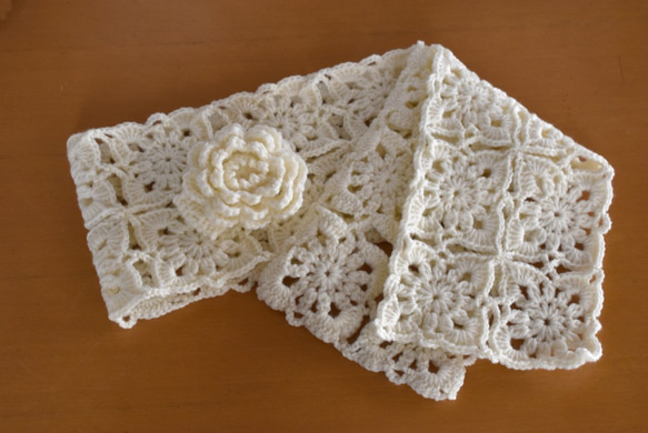 花モチーフの透かし編みマフラー コサージュ付き ＊ 手編みマフラー 大人の女性から女の子まで。ギフトにも。 6枚目の画像