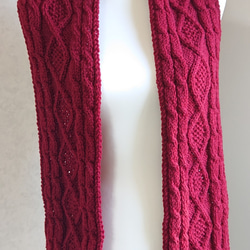 メリノウール アラン模様の手編みマフラー 赤(ダークレッド) 　通勤通学やお出かけ、デートに。 2枚目の画像