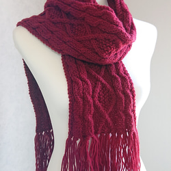 メリノウール アラン模様の手編みマフラー 赤(ダークレッド) 　通勤通学やお出かけ、デートに。 3枚目の画像
