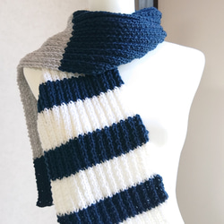 【男女兼用】 アクリル混 ゴム編みのシンプルな手編みマフラー ( グレー・紺・白)〈現品限り〉 2枚目の画像