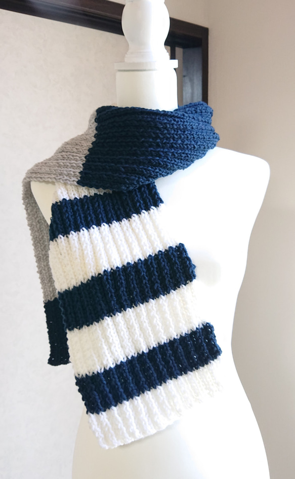【男女兼用】 アクリル混 ゴム編みのシンプルな手編みマフラー ( グレー・紺・白)〈現品限り〉 2枚目の画像