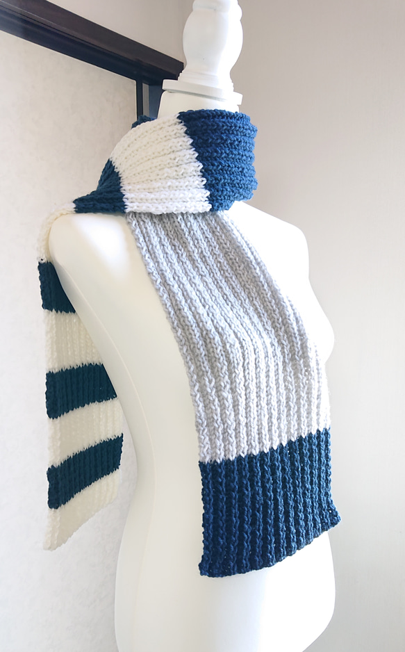 【男女兼用】 アクリル混 ゴム編みのシンプルな手編みマフラー ( グレー・紺・白)〈現品限り〉 3枚目の画像