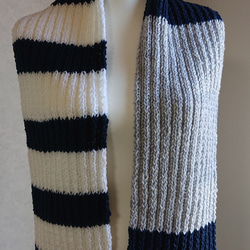 【男女兼用】 アクリル混 ゴム編みのシンプルな手編みマフラー ( グレー・紺・白)〈現品限り〉 4枚目の画像