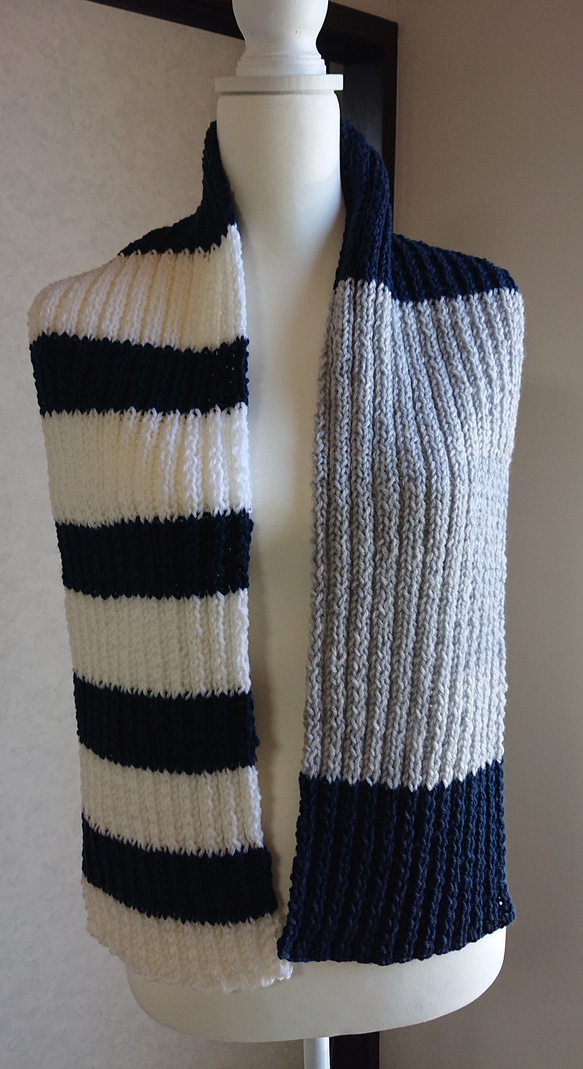 【男女兼用】 アクリル混 ゴム編みのシンプルな手編みマフラー ( グレー・紺・白)〈現品限り〉 4枚目の画像