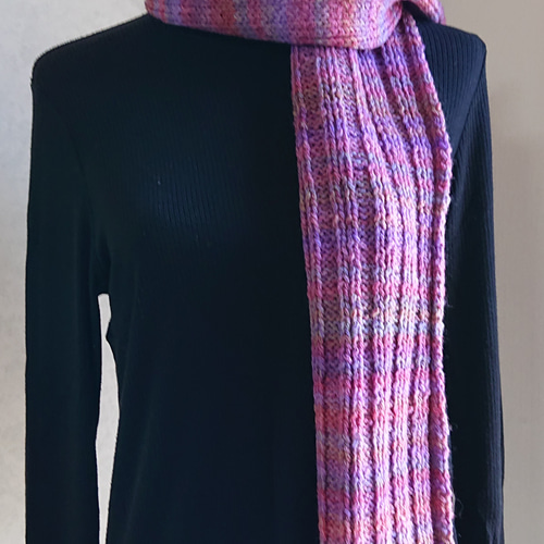 グラデーションの色を楽しむ リブ編みのマフラー(ピンク) マフラー