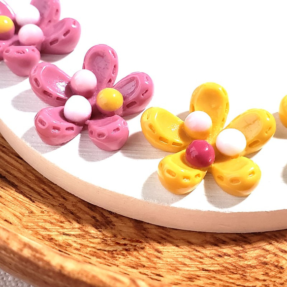フラワーパーツ ピンクと黄色のお花 4個 ◇ アクリル カボション 貼付けパーツ 20mm A000290 4枚目の画像