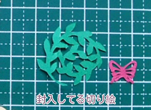 【切り絵のブローチ】森の中を旅する蝶/ピンク×緑【送料無料】 5枚目の画像