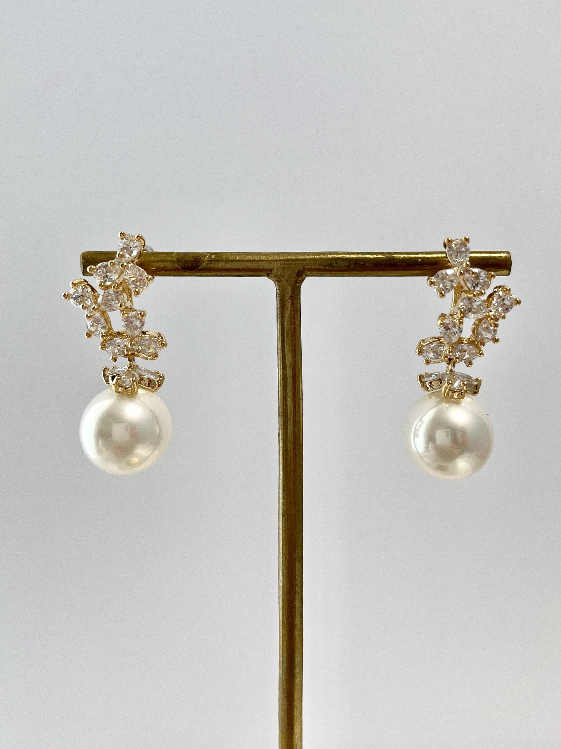 揺れるビジューのピアス｜18kgf｜イエローゴールド