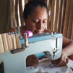 【マヤ女性支援】世界に1つだけの『マヤ刺繍ブラウス』作ります（小花柄　グリーン） 3枚目の画像