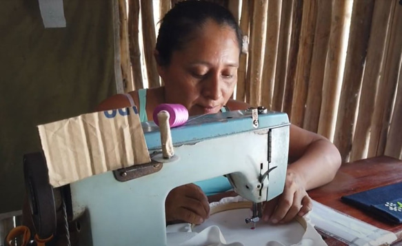 【マヤ女性支援】世界に1つだけの『マヤ刺繍ブラウス』作ります（大花柄　ブルーステッチ） 4枚目の画像