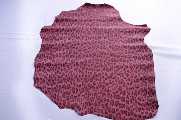 イタリアンキッドスエード（ヒョウ柄プリント＋型押し加工）ピンク（１枚革） 7枚目の画像