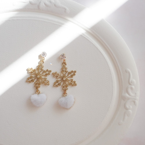 雪の結晶ハートピアス/イヤリング イヤリング・ノンホールピアス Made