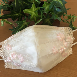 ラスト☆129 不織布マスクカバー  Sサイズ  ピンク花✨立体刺繍✨チュールレース　肌面シルク 2枚目の画像