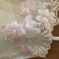 ラスト☆129 不織布マスクカバー  Sサイズ  ピンク花✨立体刺繍✨チュールレース　肌面シルク 4枚目の画像
